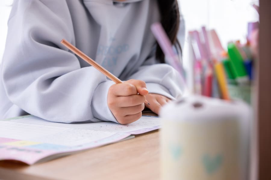 不登校の子どもが勉強に追いつく方法とは？保護者ができるサポートとは