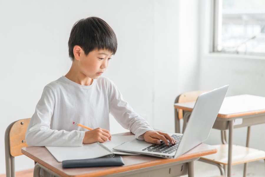 不登校の子どもにはオンライン塾がおすすめ!自宅で無理なく勉強に取り組もう