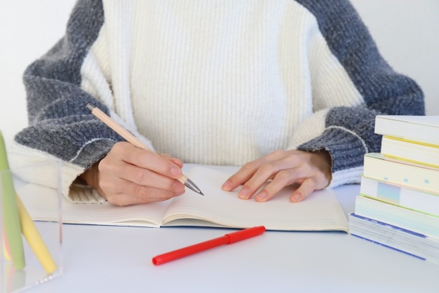 中学生の社会は「暗記」だけでは通用しない？偏差値を引き上げる効率的な勉強法と保護者のサポート術