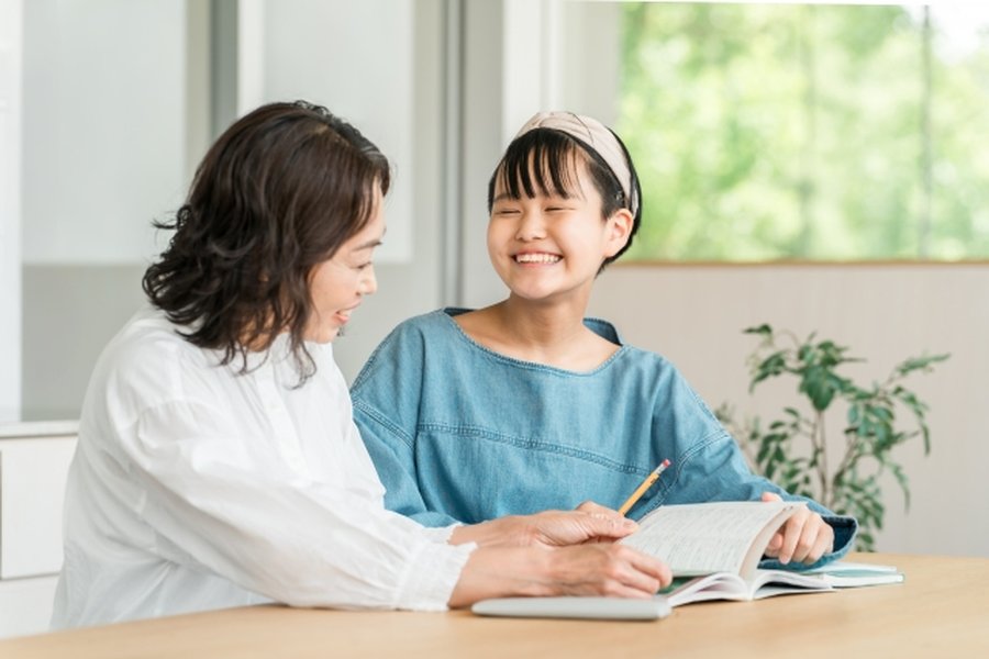 塾と家庭教師どっちが安い？費用相場を徹底比較！後悔しない選び方のポイント