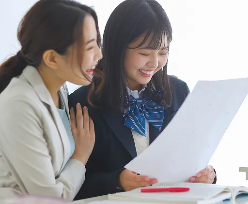 目標スコアの達成で喜ぶ生徒と講師