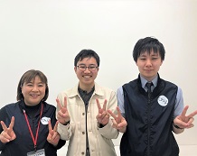 左から文系教科担当の宮崎先生、山川君、理系教科担当の山元先生