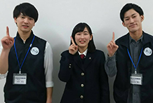 「木村まゆ」さんと「田中」先生(左)と「長谷川」先生(右)とトライさんポーズ