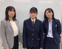 青栁里紗さん 河合教室長 加賀谷先生