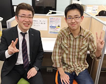 岩田将宏くん(右)と教室長(左)