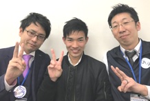 野島教室長と市勢陸くんと市川泰資先生