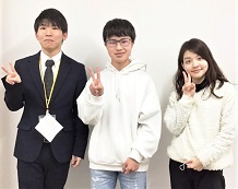 大山くん(中)と片岡先生(左)・岡本先生(右)