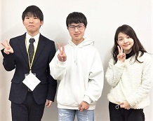 大山くん（中）と片岡先生（左）・岡本先生（右）