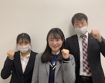 大月華子さん(中央)と渡邊先生(左)と佐藤教室長(右)
