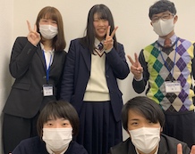 難波遼さん(中央)と田中先生(前列左)新居先生(前列右)湯浅先生(後列左)三種先生(後列右)