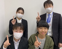 大村莉子さん（前列右）と新谷先生（前列左）吉竹先生（後列左）佐藤教室長