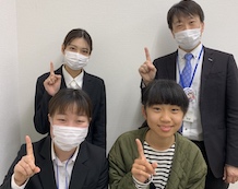 大村莉子さん(前列右)と新谷先生(前列左)吉竹先生(後列左)佐藤教室長
