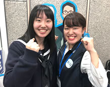 遠藤有純さん受験合格で嶋田先生と喜びのガッツポーズ!