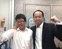 阿部君 見事目標達成で杉山教室長と一緒にガッツポーズ