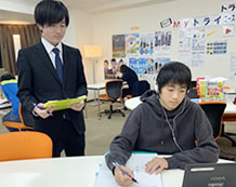 Try It(映像授業)で数学を学習中の関田君