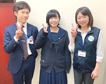 渡邊教室長・橋本 茉依さん・上集先生
