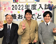 伊藤さんと担当の田村先生と作野先生