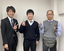 帝京平成大学に合格　先生たちと勝利のピース