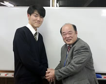 日本薬科大学に合格 菊池先生と感動の握手
