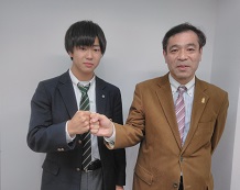 玉川大学に合格 真鍋先生と喜びのグータッチ