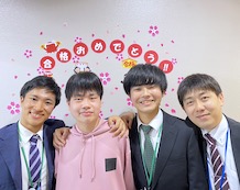 左から中里先生、小林くん、池田先生、佐藤（裕）教室長
