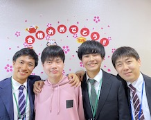左から中里先生、小林くん、池田先生、佐藤(裕)教室長