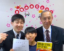 左から佐藤(裕)教室長、深野くん、伊集院先生