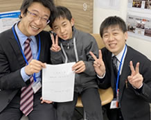 左から武山先生、田原くん、佐藤（裕）教室長
