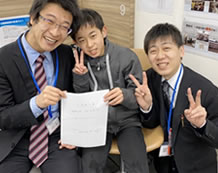 左から武山先生、田原くん、佐藤(裕)教室長