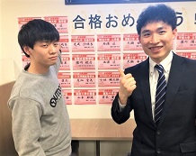 見事!第一志望校合格!担当の先生と。