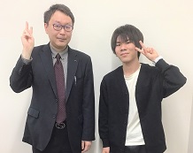佐藤教室長(左)と京谷琉起君(右)