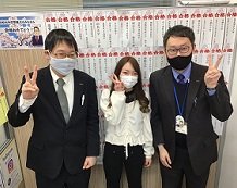 中西副教室長(左)と茎澤さん(真ん中)と佐藤教室長(右)