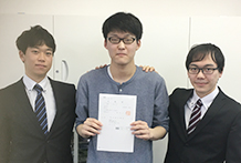 英語担当の鈴木先生(左)・板山 純也君・国語担当の越智先生(右)