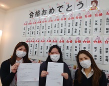 金高先生(国語) と 竹本 冬香さん と 横田先生(英語)