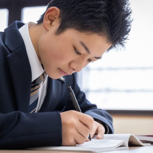 【2026年度最新】関西大学の小論文対策｜課される全学部の方式・傾向をわかりやすく解説！